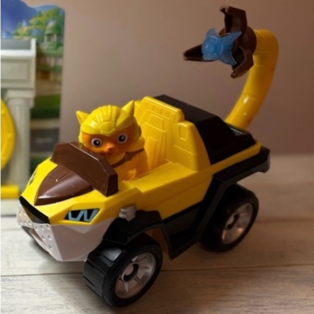 Paw Patrol Cat Pack Leo Vehicle with Figure and missile